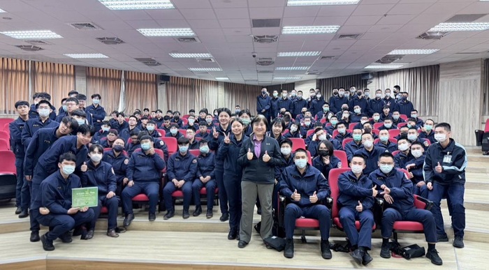 呂明都主任與全體同學之合影圖片