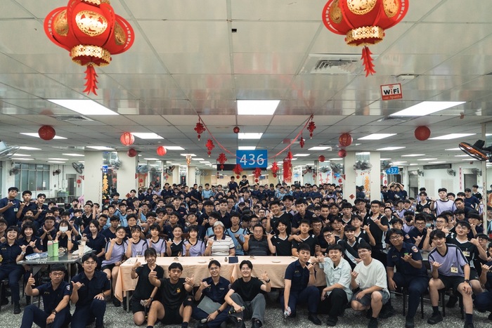 主任賴谷鑫及前主任呂明都與全體師生之合影圖片