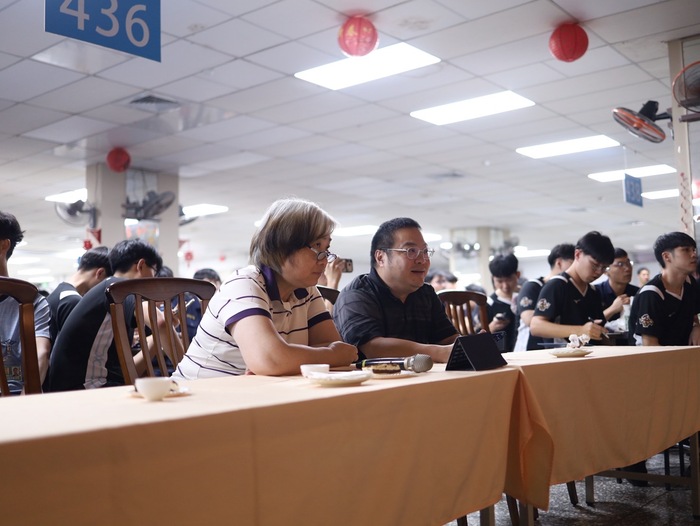 主任賴谷鑫與前主任呂明都觀看表演之影像圖片
