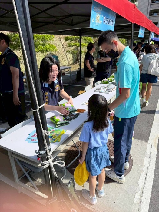 民眾蒞臨攤位之影像圖片