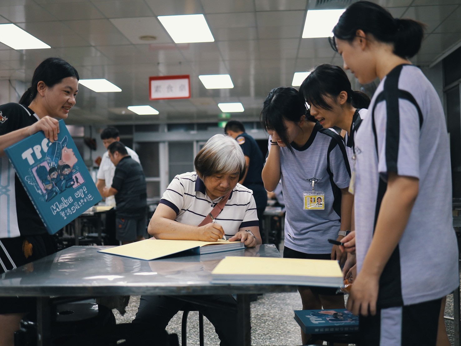 呂明都主任幫43期同學簽名畢冊之影像